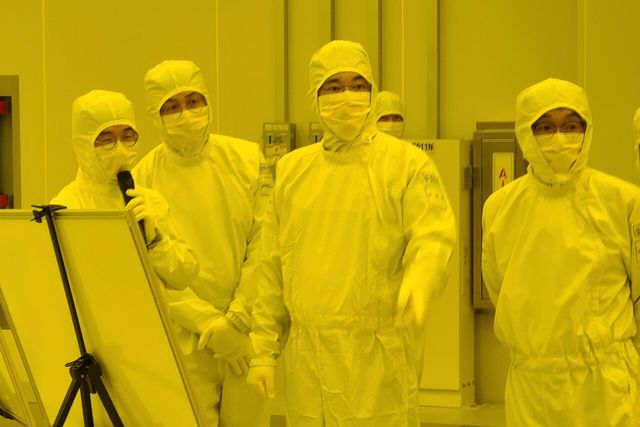 삼성전자 이재용 회장(오른쪽 두 번째)이 경기도 평택사업장을 방문해 EUV 전용라인을 점검하고 있다. [사진=뉴시스]