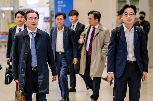 관세협상 후속 협의를 위해 미국 워싱턴 D.C.를 방문했던 김용범(왼쪽) 대통령비서실 정책실장과 김정관 산업통상부 장관이 10월 24일 인천국제공항을 통해 귀국하고 있다. [사진제공=뉴시스]