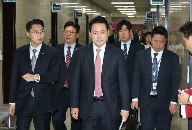 국민의힘 장동혁 대표가 지난 20일 서울 여의도 국회에서 최고위원회의를 끝낸 후 걸음을 옮기고 있다. [사진제공=뉴시스]