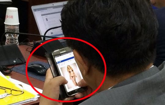 지난 2016년 11월 당시 새누리당 권성동 의원이 국감 도중 비키니 사진을 검색하는 장면이 포착돼 논란이 일었다. [사진=온라인 커뮤니티 캡처]