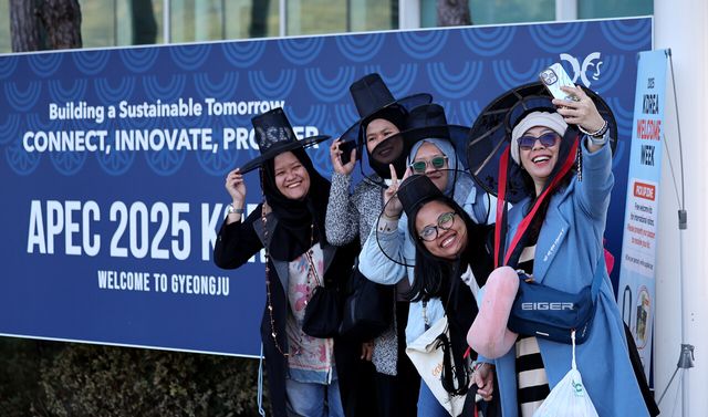 ‘2025 아시아태평양경제협력체(APEC)’ 정상회의 주간이 본격 시작된 가운데 지난 27일 외국인 관광객들이 경북 경주역에서 갓을 쓴 채 기념촬영을 하고 있다. [사진=뉴시스]