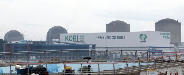 부산 기장군의 한 마을에서 바라본 고리원전 모습. [사진=뉴시스]