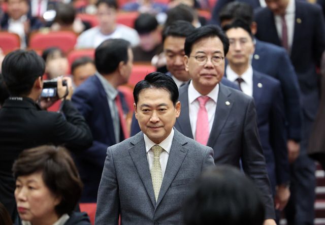 국민의힘 장동혁 대표, 송언석 원내대표가 지난 27일 서울 여의도 국회 의원회관에서 진행된 전국 광역의원 및 강원도 기초의원 연수에 참석해 있다. [사진제공=뉴시스]