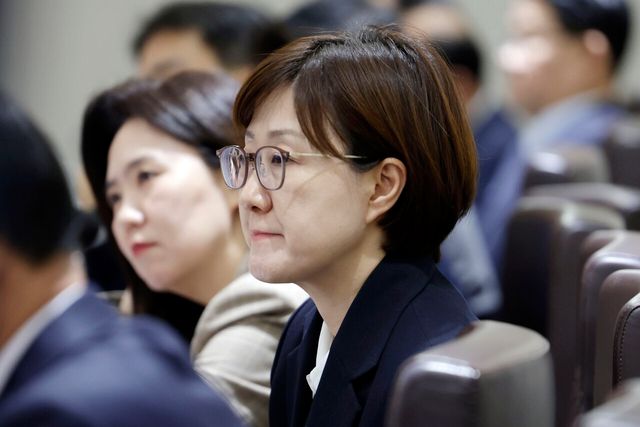 김현지 제1부속실장이 21일 서울 용산 대통령실 청사에서 열린 국무회의에 배석해 있다.&nbsp;<br>