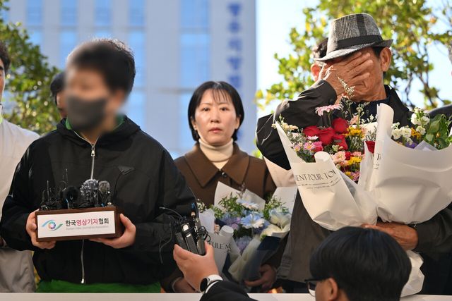 '청산가리 막걸리 살인 사건'으로 중형을 선고받았던 A씨와 B씨가 지난 28일 광주 동구 광주지법에서 열린 재심 선고 공판 결과 무죄를 선고받은 뒤 기자들을 만나고 있다. [사진제공=뉴시스]
