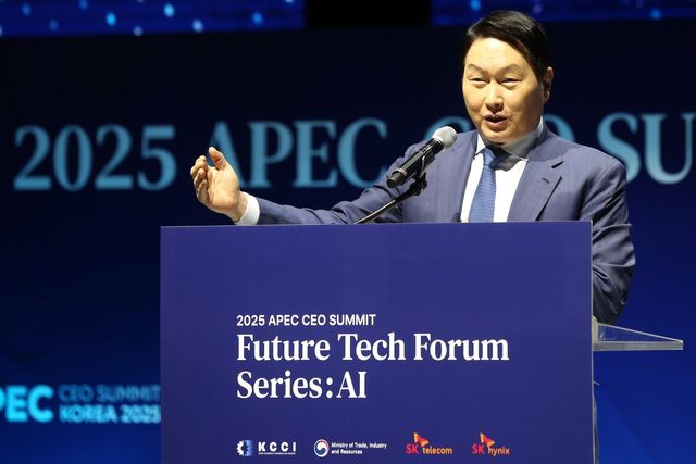 SK그룹 최태원 회장이 지난 28일 경북 경주시 경주엑스포대공원 문무홀에서 열린 ‘퓨처테크포럼 AI’에서 ‘AI 생태계 구축’을 주제로 환영사를 하고 있다. [사진=SK수펙스추구협의회]