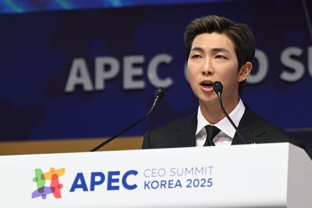 그룹 방탄소년단(BTS)의 RM(김남준)이 29일 경북 경주예술의전당에서 열린 아시아태평양경제협력체(APEC) 정상회의 최고경영자(CEO) 서밋(Summit)에 참석해 연설하고 있다. [사진제공=뉴시스]<br>