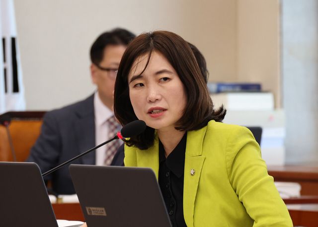 김소희 국민의힘 의원이 지난 17일 서울 여의도 국회에서 열린 기후에너지환경노동위원회 국정감사에서 질의를 하고 있다. [사진제공=뉴시스]&nbsp;