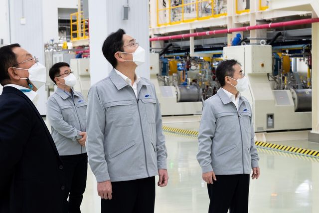 삼성전자 이재용 회장이 삼성전기 부산사업장을 찾아 MLCC 원료 제조 현장을 점검하고 있다. [사진=뉴시스]