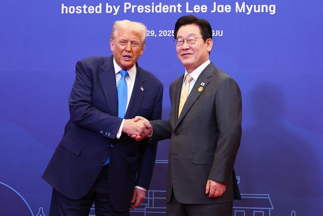 이재명 대통령이 29일 경북 경주 힐튼호텔 그랜드볼룸에서 열린 대통령 주최 정상 특별만찬에서 도널드 트럼프 미국 대통령을 영접하고 있다. [사진=뉴시스]