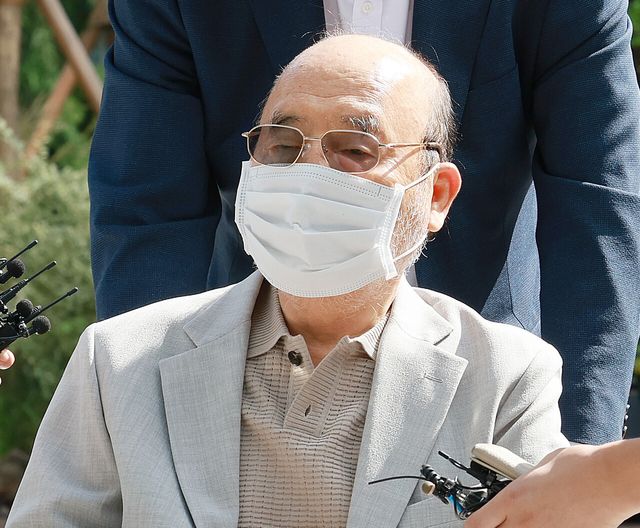 서희건설 이봉관 회장이 지난 9월 2일 서울 종로구 광화문 김건희 특검팀(특별검사 민중기)에 조사를 받기 위해 출석 하고 있다. [사진=뉴시스]