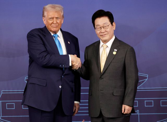 이재명 대통령과 도널드 트럼프 미국 대통령이 29일 경북 경주박물관에서 한미 정상회담 기념촬영을 하고 있다. [사진제공=뉴시스]<br>