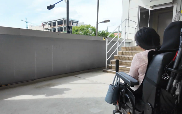 경기도 고양시 입양기록물 임시서고 앞 휠체어 이용자. [사진제공=입양기록 긴급행동]