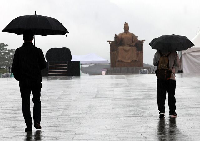시민들이 우산을 쓰고 이동하고 있다. [사진=뉴시스]