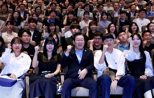 이재명 대통령이 지난 9월 19일 서울 마포구 구름아래 소극장에서 열린 2030 청년 소통·공감 토크콘서트에서 참석자들과 기념촬영 하고 있는 모습. [사진제공=뉴시스]<br>