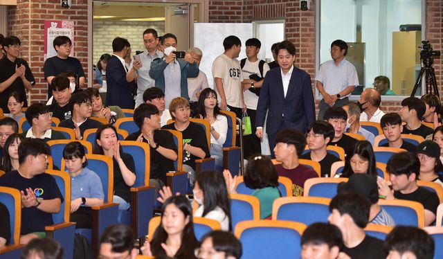 지난 2023년 9월 12일 당시 이준석 전 국민의힘 대표가 경북 경산시 대구대학교 웅지관에서 ‘대한민국 미래·청년 그리고 정치’를 주제로 학생들에게 특강을 하기 위해 입장하고 있는 모습. [사진제공=뉴시스]