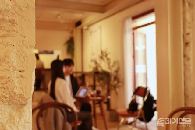 신도림역 인근 카페에서 수지(좌)와 성환(우)이 대화를 나누고 있다.&nbsp;ⓒ투데이신문