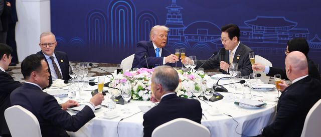 이재명 대통령이 29일 경북 경주 힐튼호텔 그랜드볼룸에서 열린 대통령 주최 정상 특별만찬에서 도널드 트럼프 미국 대통령과 건배를 하고 있다. [사진제공=대통령실통신사진기자단]
