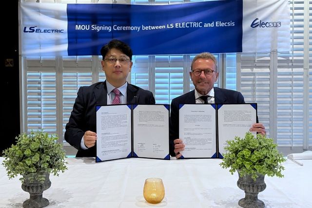 LS일렉트릭 조욱동 글로벌사업본부 본부장(왼쪽)과 일렉시스 크리스 프랫(Christ Pratt) 사장이 29일(현지시간) 영국 일렉시스 본사에서 업무협약을 체결한 뒤 기념사진을 촬영하고 있다. [사진=LS일렉트릭]