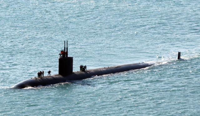 미국 해군의 로스앤젤레스급 핵추진 잠수함인 '알렉산드리아함'(SSN-757·6900t급)이 지난 2월 10일 오전 부산 남구 해군작전사령부 부산작전기지에 입항하고 있다. 국내에 처음 입항하는 이 잠수함은 길이 110m, 폭 10m, 승조원 140여 명이며, 잠수한 채 시속 45㎞ 이상의 속도로 항해할 수 있는 것으로 알려졌다. 한국도 이번 한미정상회담에서 핵잠수함 건조 승인을 미국으로부터 받아냈다. [사진제공=뉴시스]