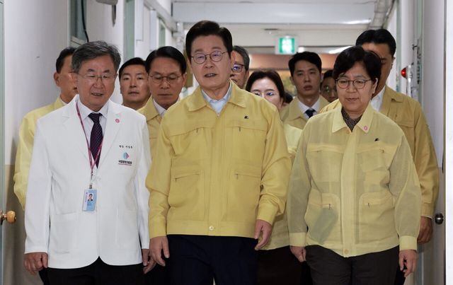 이재명 대통령이 지난 9월 29일 서울 중구 국립중앙의료원에서 열린 응급의료현장 간담회에 들어서고 있다. 왼쪽부터 서길준 국립중앙의료원장, 이 대통령, 보건복지부 정은경 장관. [사진제공=뉴시스]