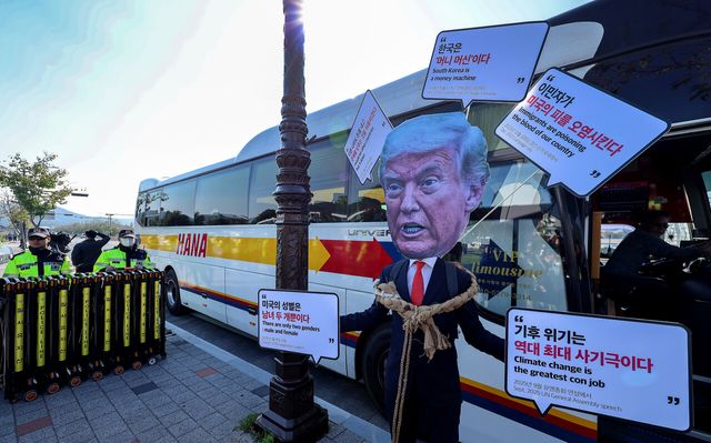 29일 경북 경주시 동천동 구황교 인근에서 2025 APEC 반대 국제민중행동 조직위원회 관계자들이 트럼프 방한 규탄 기자회견에서 퍼포먼스를 하고 있다. [사진제공=뉴시스]<br>