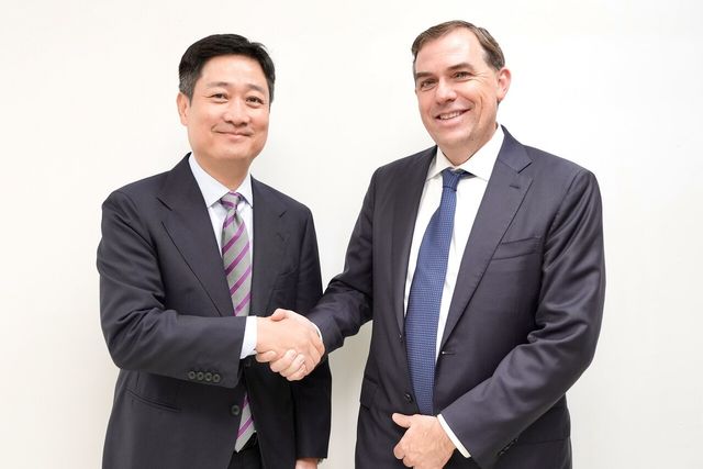 LG유플러스 홍범식 대표와 AWS 맷 가먼(Matt Garman) CEO가 지난 29일 경주에서 열린 ‘2025 APEC CEO 서밋’ 현장에서 기념사진을 촬영하고 있다. [사진=LG유플러스]