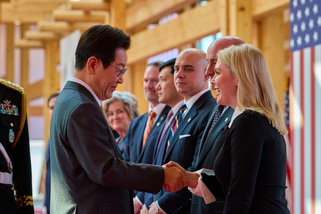 이재명 대통령이 29일 경북 경주박물관에서 열린 도널드 트럼프 미국 대통령 공식 환영식에서 캐럴라인 레빗 백악관 대변인과 인사하고 있다. [사진제공=대통령실]