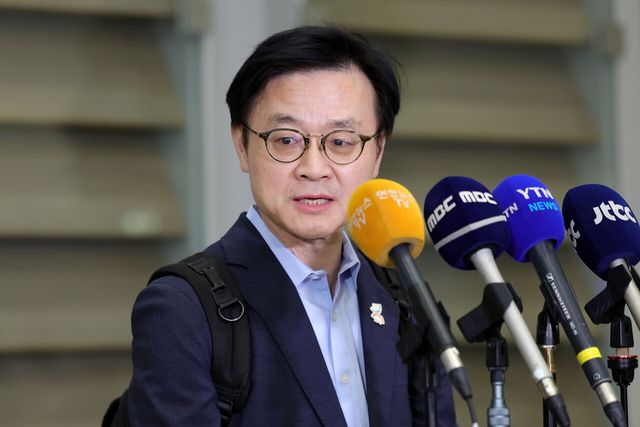 도널드 트럼프 미국 대통령(가운데)이 지난 29일 경북 경주예술의전당에서 진행된 아시아태평양경제협력체(APEC) CEO 써밋에서 특별연설을 하기 전 산업통상자원부 김정관 장관(왼쪽), 대한상공회의소 최태원 회장(오른쪽)과 기념촬영 하고 있다. [사진제공=뉴시스]