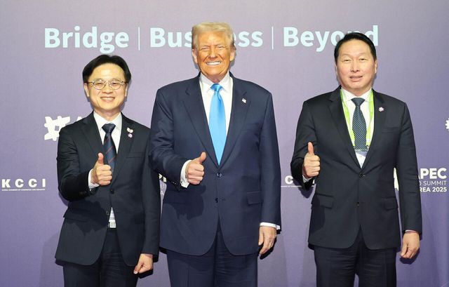 한미 관세협상 후속 논의를 위해 미국 워싱턴 D.C.를 방문했던 산업통상부 김정관 장관이 지난 20일 인천국제공항 제2터미널 입국장으로 귀국해 취재에 응하고 있다. [사진제공=뉴시스]