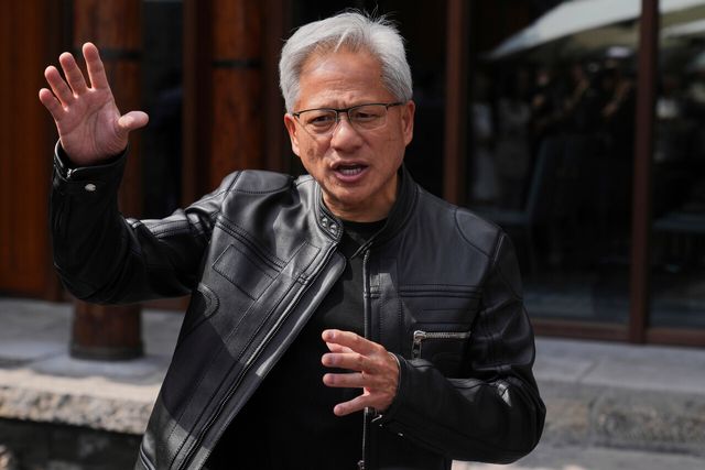 젠슨 황 엔비디아 최고경영자(CEO)가 지난 7월 16일(현지 시간) 중국 베이징에서 열린 제3회 중국 국제 공급망 촉진 박람회(CISCE) 참석 후 만다린 오리엔탈 첸먼 호텔에서 기자회견하고 있다. [사진제공=뉴시스]