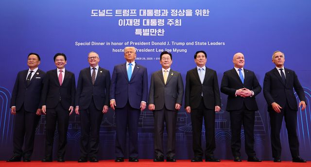 이재명 대통령이 29일 경북 경주 힐튼호텔 그랜드볼룸에서 열린 대통령 주최 정상 특별만찬에 앞서 도널드 트럼프 미국 대통령을 비롯한 각국 정상들과 기념촬영을 하고 있다. 왼쪽부터 아누틴 찬위라꾼 태국 총리, 로런스 웡 싱가포르 총리, 앤서니 앨버니지 호주 총리, 트럼프 대통령, 이 대통령, 르엉 끄엉 베트남 국가주석, 크리스토퍼 럭슨 뉴질랜드 총리, 마크 카니 캐나다 총리. [사진제공=대통령실통신사진기자단]