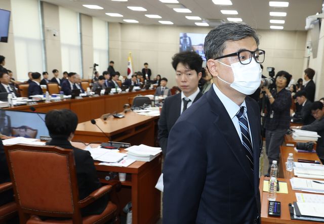 진실화해를위한과거사정리위원회 황인수 조사1국장이 지난 14일 서울 여의도 국회에서 진행된 행정안전위원회의 행정안전부 등 국정감사에서 마스크 탈의 요청을 거부해 퇴장 당하고 있다. [사진제공=뉴시스]<br>