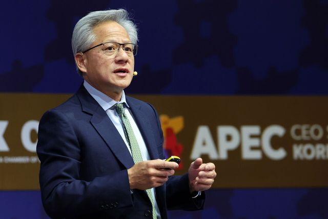 엔비디아 젠슨 황 최고경영자(CEO)가 31일 경북 경주예술의전당에서 열린 APEC 최고경영자(CEO) 서밋 특별 세션에서 기조연설을 진행하고 있다. [사진=뉴시스]