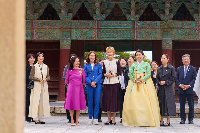 김혜경 여사가 31일 경주 불국사에서 열린 2025 아시아태평양경제협력체(APEC) 정상회의 배우자 행사에서 참석들과 대화하고 있다. (사진제공=대통령실/뉴시스]<br>