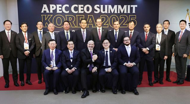 산업통상부 김정관 장관이 지난 29일 경북 경주시 예술의 전당에서 개최된 '서밋 비즈니스 라운드테이블'에 참석해 하워드 러트닉 미국 상무부 장관과 이재용 삼성전자 회장, 정의선 현대자동차그룹 회장, 최태원 SK 회장 등 국내 주요기업 CEO 등과 기념촬영 하고 있다. [사진제공=뉴시스]