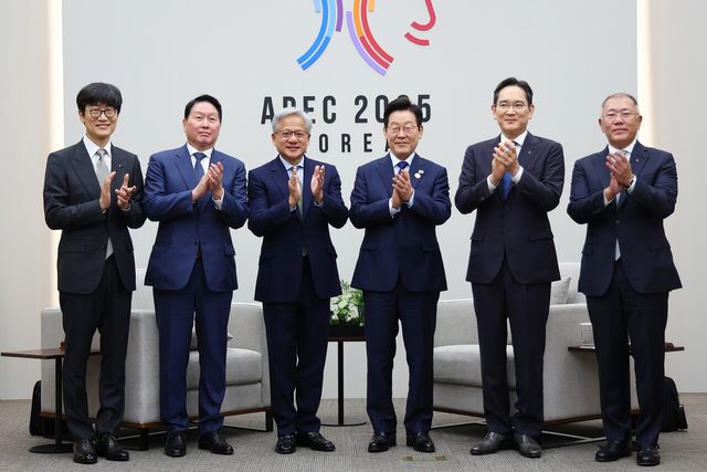 이재명 대통령이 31일 경북 경주화백컨벤션센터(HICO)에서 기업인들과 기념 촬영을 하고 있다. 왼쪽부터 네이버 이해진 의장, SK그룹 최태원 회장, 엔비디아 젠슨 황 최고경영자(CEO), 이 대통령, 삼성전자 이재용 회장, 현대차그룹 정의선 회장. [사진=뉴시스]