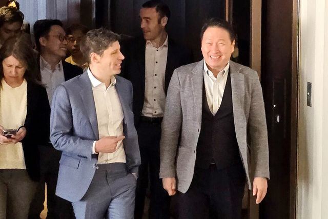 SK그룹 최태원 회장과 오픈AI 샘 올트먼 CEO가 지난 2월 서울 중구 더 플라자 호텔에서 회동을 마친 뒤 함께 이동하고 있다. [사진=뉴시스]