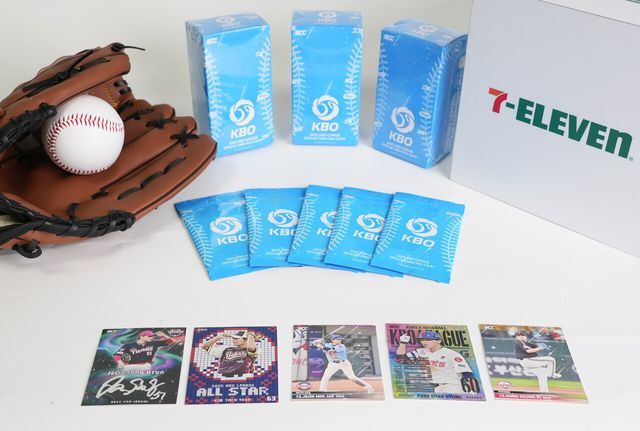 세븐일레븐이 지난 5월 단독 출시한 ‘2025 KBO 오피셜 컬렉션 카드’가 야구 응원문화에 힘입어 3개월 만에 400만팩을 완판하며 스포츠 포토카드 누적 판매량 1000만팩을 돌파했다. 이에 세븐일레븐은 지난 9월 이달 진행될 포스트 시즌을 앞두고 가을 야구 맞이 ‘플러스’ 버전을 새롭게 출시했다고 밝혔다.