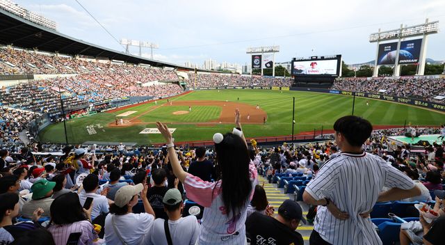 한국야구위원회(KBO)에 따르면 지난달 27일 기준 누적 관중은 1201만9267명으로, 프로야구 출범 이후 처음으로 시즌 1200만명을 넘어섰다. [사진=뉴시스]