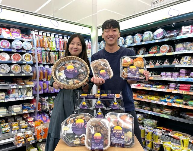 CU에서 모델들이 추석 도시락을 소개하고 있다. [사진=BGF리테일]