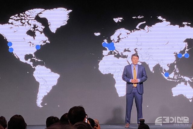 오픈AI 제이슨 권(Jason Kwon) 최고전략책임자(CSO)가 지난달 10일 서울 광진구 파이팩토리 스튜디오에서 열린 기자회견에서 발표를 진행하고 있다. ⓒ투데이신문