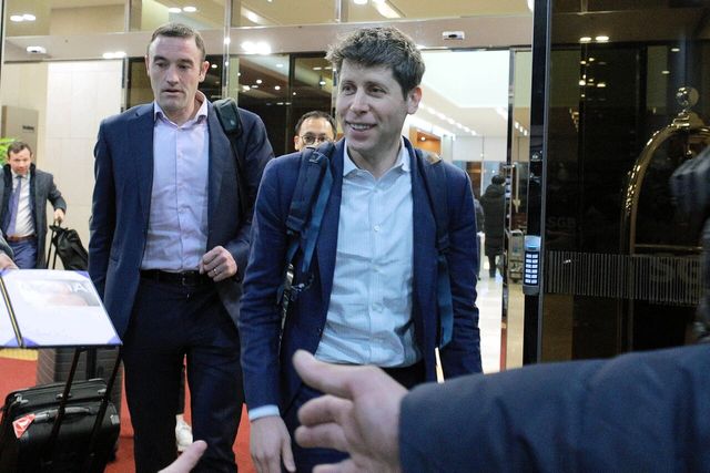 오픈AI 샘 올트먼 최고경영자(CEO)가 서울 강서구 김포비즈니스항공센터를 통해 입국하고 있다. [사진=뉴시스]