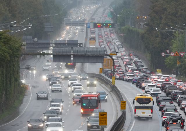 추석이었던 지난 6일 오후 서울 서초구 경부고속도로 잠원IC 인근에 귀경 차량들의 모습. [사진제공=뉴시스]