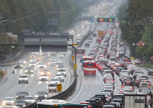 지난 6일 오후 서울 서초구 경부고속도로 잠원IC 인근에 귀경 차량 행렬이 늘어나고 있다. [사진제공=뉴시스]