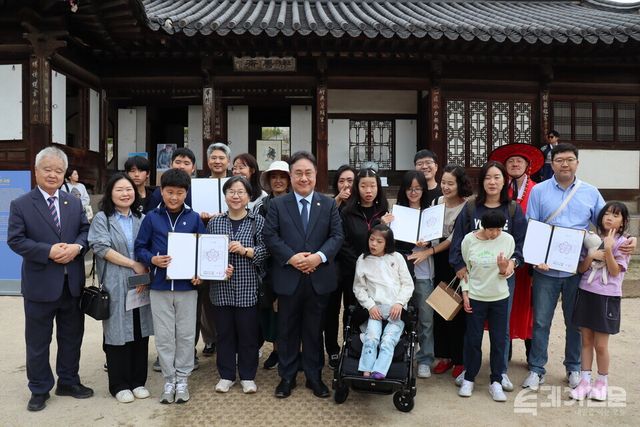 9일 오후 ‘낙선재 100년의 시간과 풍경’ 행사를 맞아 창덕궁 낙선재에서 자혜학교 가족들과 이원 황사손이 기념 사진을 촬영하고 있다. ⓒ투데이신문<br>