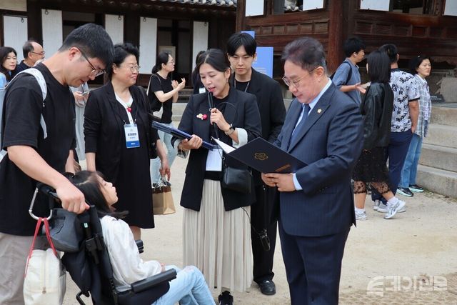  9일 오후 ‘낙선재 100년의 시간과 풍경’ 행사를 맞아 이원 황사손이 자혜학교 학생에게 교육 프로그램 참가 수료증을 수여하고 있다. ⓒ투데이신문<br>