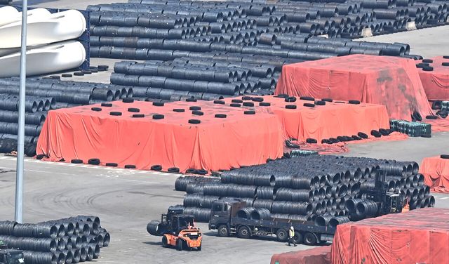 경기 평택시 포승읍 평택항 수출 야적장에 철강 제품이 쌓여 있다. [사진=뉴시스]