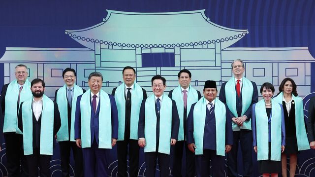 이재명 대통령이 1일 경북 경주화백컨벤션센터에서 열린 APEC(아시아태평양경제협력체) 정상회의 공식 기념촬영 행사에서 시진핑 중국 국가주석 등 각국 정상들과 기념촬영을 하고 있다. [사진제공=뉴시스]<br>