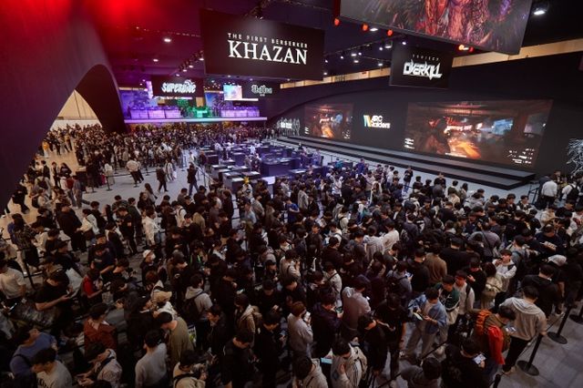 지난해 부산 벡스코에서 열린 ‘지스타 2024’에 넥슨의 부스가 관람객들로 북적이고 있다. [사진=넥슨]